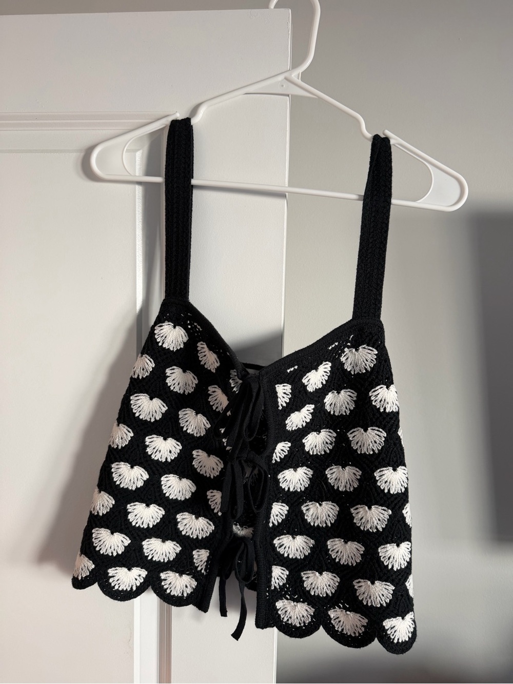 Abercrombie Black & White Crochet Tie-Back Tank Top – Size Large
